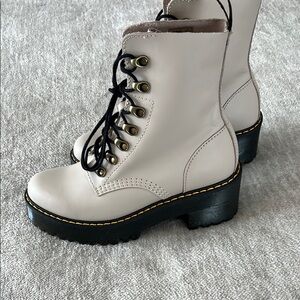 NWOT Dr. Martens Leona Smooth Leather Heeled Boots